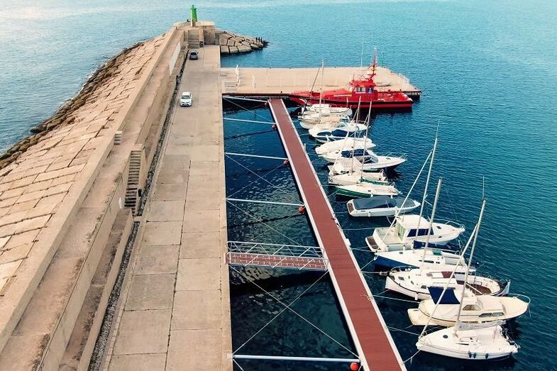 La Conselleria de Obras Públicas finaliza la reposición de los pantalanes del puerto de Xàbia