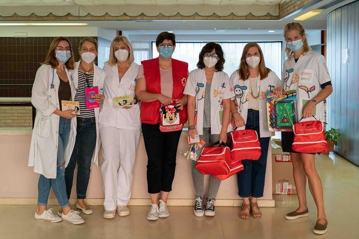 La Cruz Roja dona unos regalos para los menores que se someten a una prueba PCR en Xàbia