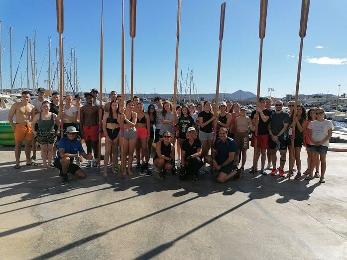 Los estudiantes de intercambio del IES Número 1 conocen el remo del mano del Club Náutico Jávea