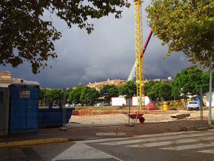 Colocan la grúa en la parcela de la futura piscina