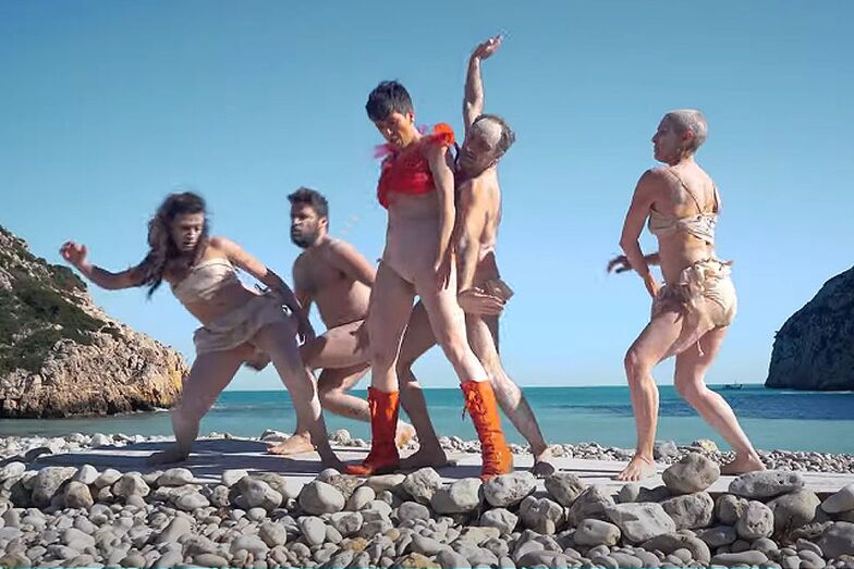 Xàbia sirve como telón de fondo para la artista Karmento y su 'Danzar sobre la tierra'