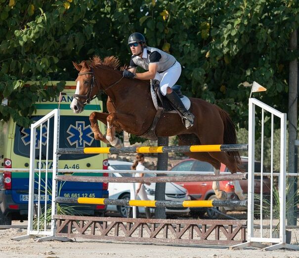 El profesor del Centro Hípico Jávea, Robert Zelditz, medalla de bronce en el campeonato autonómico de salto de obstáculos
