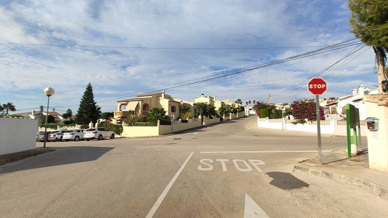 Benitatxell proyecta una rotonda y nuevas medidas para atajar los problemas de tráfico en Les Fonts
