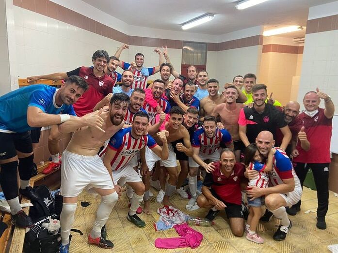 El CD Jávea remonta en los minutos finales al Racing de Algemesí y se coloca líder provisional