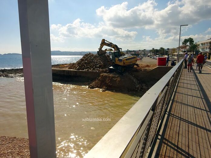 Retiran los restos de las antiguas bases del puente de Triana