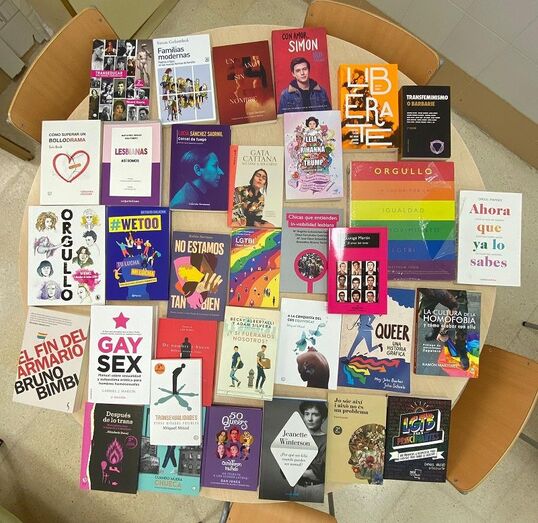 Benitatxell adquiere para su biblioteca los libros de temática LGTB que un juez de Castellón ordenó retirar