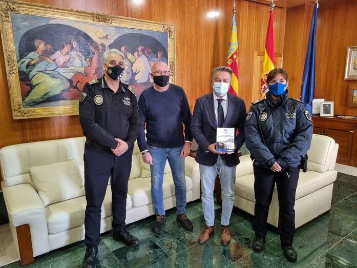La agente tutor de la Policía Local de Xàbia participa en la edición de un libro a nivel nacional que visibiliza su trabajo