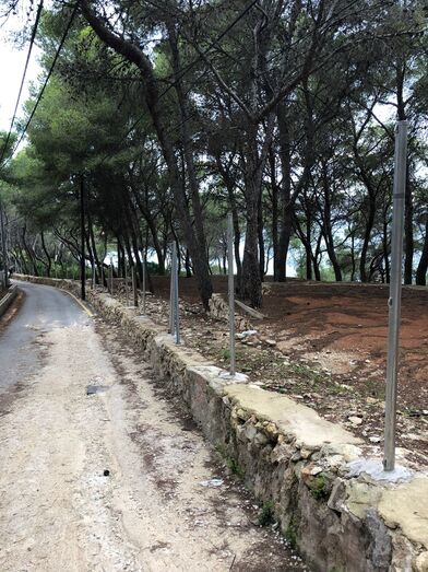 Compromís denuncia que la propiedad de la parcela que da acceso a la Cala el Francés está instalado de nuevo una valla