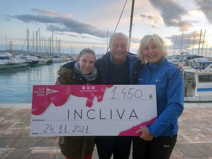 El Club Náutico Jávea y María Ferrer reúnen 1.450 euros en la jornada Rema en Rosa