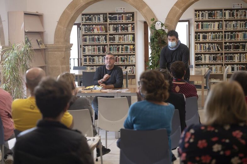 La biblioteca de Xàbia inicia el club de lectura en valencià con una obra de Carme Miquel
