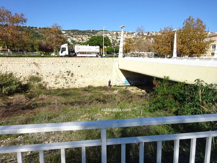 Fotonoticia: Una cuba extrae vertidos del cauce del río Gorgos