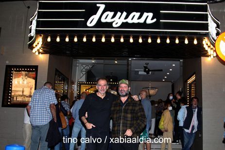 El cine Jayan cuelga el cartel de no hay billetes para el estreno-coloquio de El Sustituto