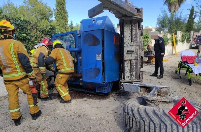 Los bomberos excarcelan al operario de una excavadora que volcó en una obra de Xàbia