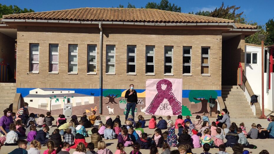 El mural contra la violencia machista de los alumnos del Santa María Magdalena de Benitatxell