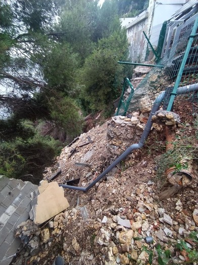 El Irox denuncia que han aparecido restos de un muro junto a la senda d'Encots