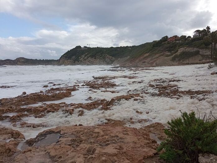 Un manto blanco de espuma cubre Cala Blanca y el Montañar