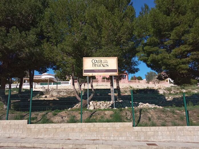 Benitatxell difunde entre colegios de la Marina Alta un cuaderno  sobre el yacimiento de la Cova de les Bruixes con perspectiva de género