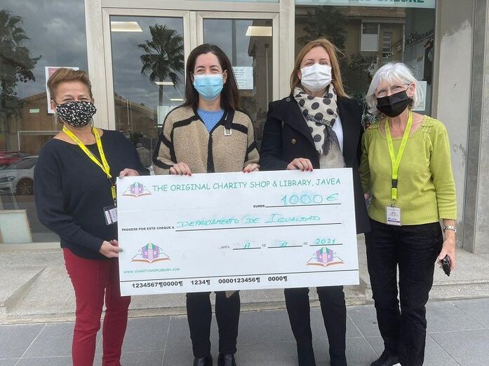 The Original Charity Shop dona 1.000 euros para la concejalía de Igualdad