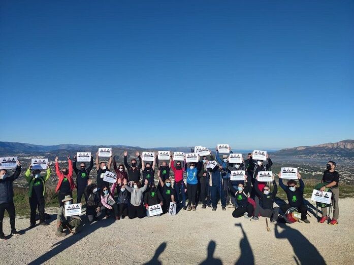 El Día de las Montañas se celebra con éxito en Benitatxell con la ruta por los acantilados y el estreno del documental ‘L’encontre’