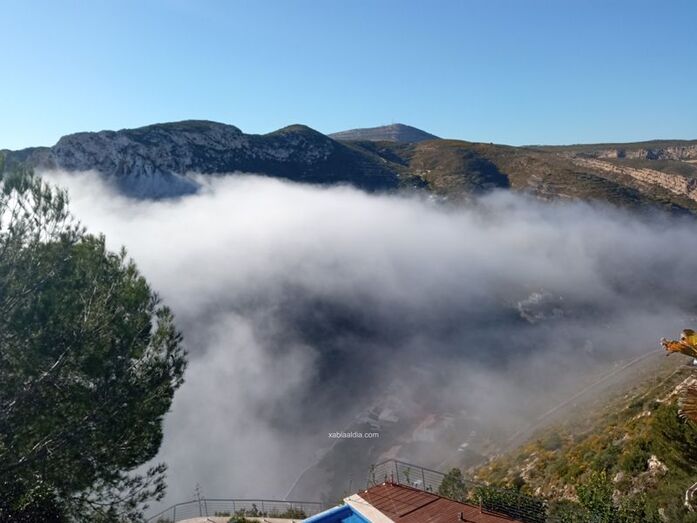 Una intensa neblina cubre la Cala Granadella