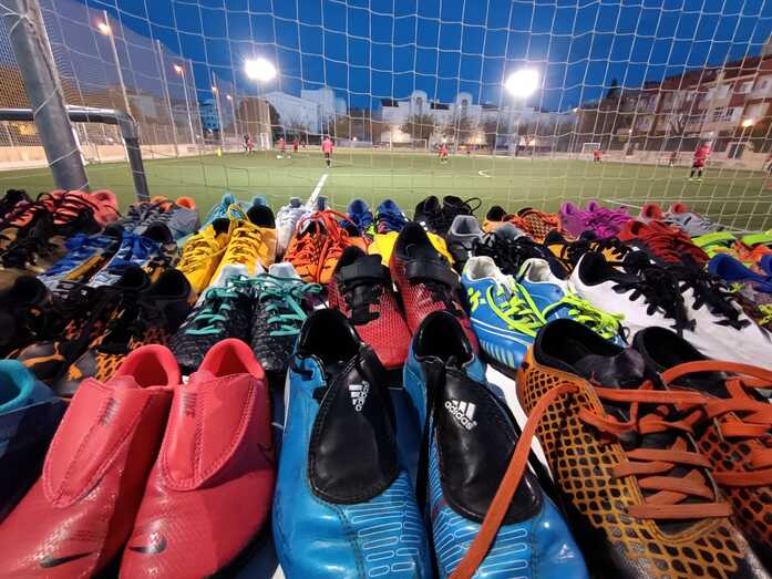 Botas solidarias de la mano de la Penya La Marina