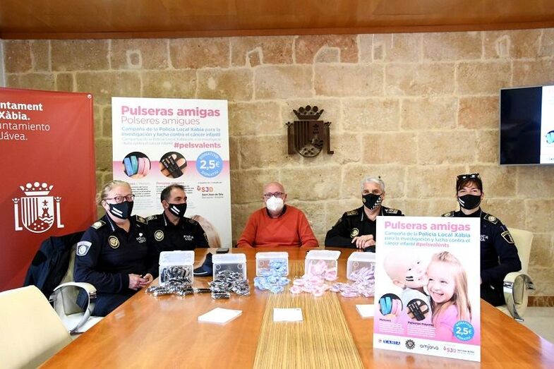 La Policía Local de Xàbia vende unas pulseras solidarias para facilitar la localización de las personas