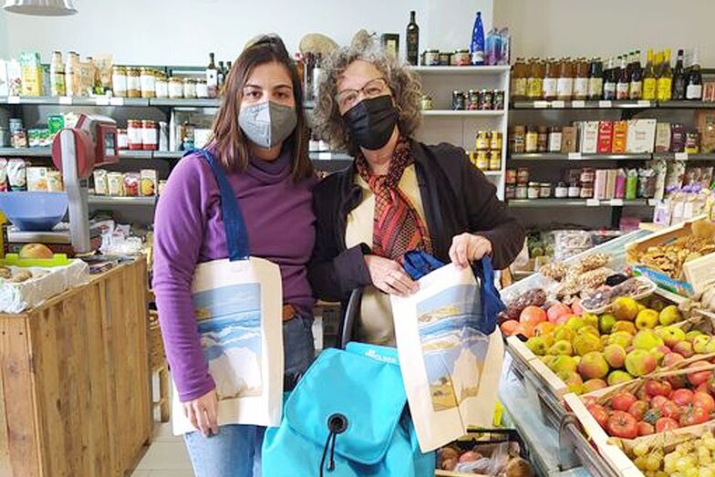 Los comerciantes de Xàbia reparten sus regalos inspirados en Sorolla