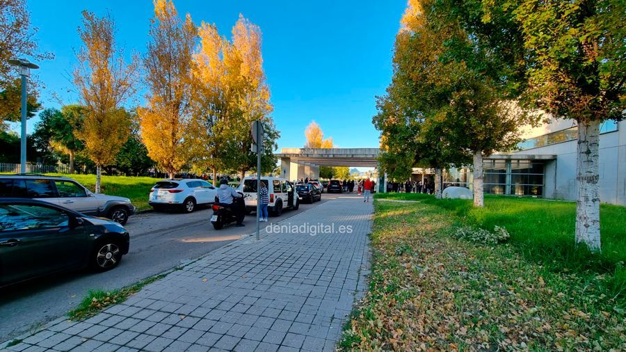 Colas en el Hospital de Dénia para recibir una vacuna de la Covid-19