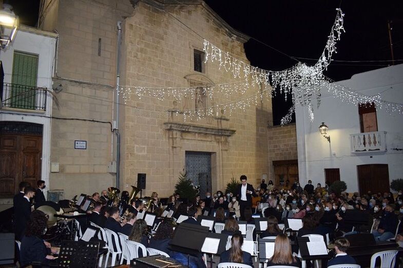 La Banda de Música de Benitatxell celebra por Santa Cecilia un concierto insólito en la plaza de la iglesia con tres directores