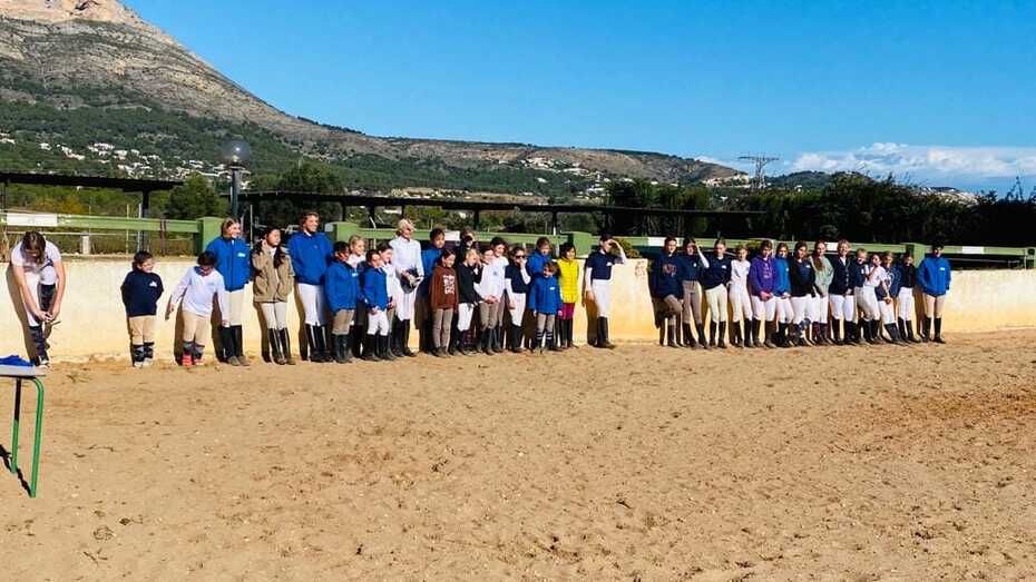 37 amazonas participan en una competición de doma social en el Centro Hípico Jávea Montgó Vall