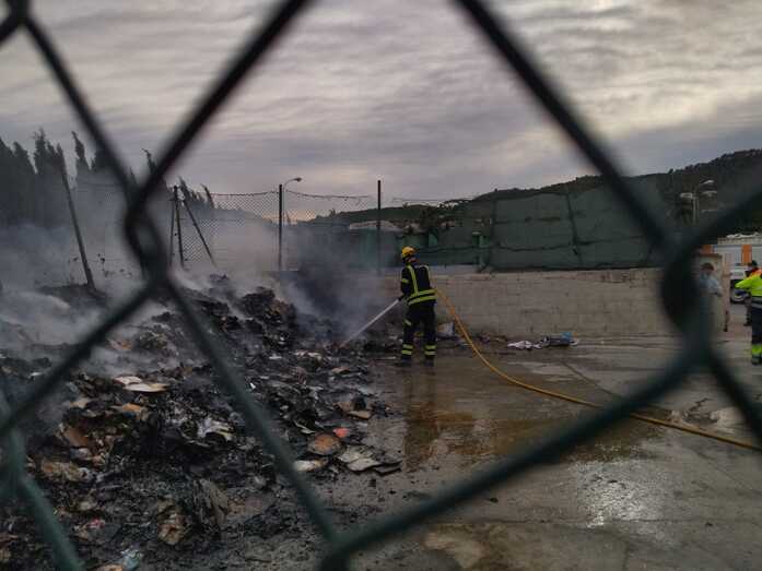 Los bomberos apagan un incendio en el Ecoparque de Xàbia