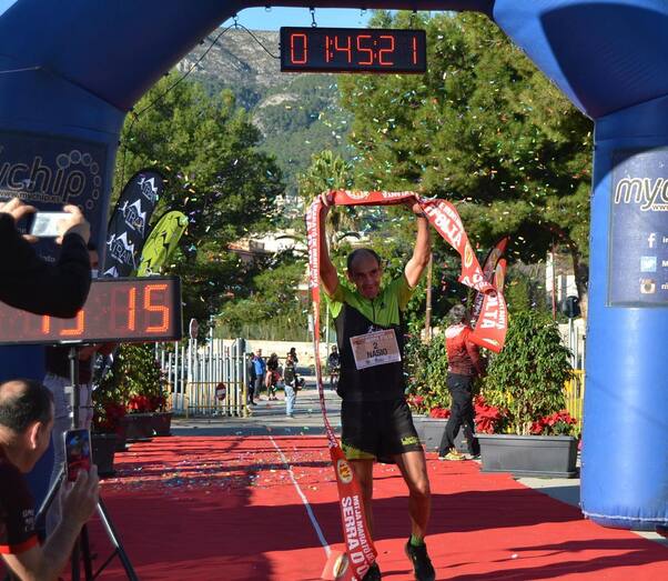 Nasio Cardona sube a lo alto del podium en la Mijta Marató Serra d'Oltà de Calp