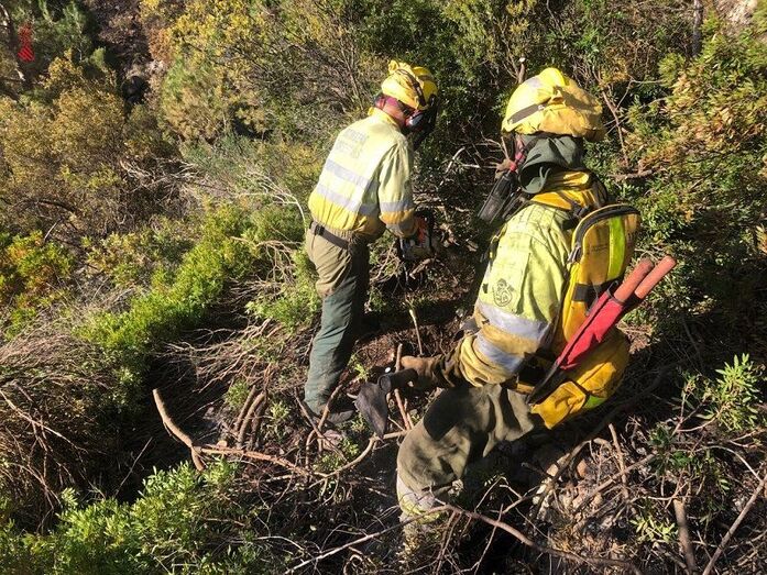 Los Bomberos dan el incendio del Montgó por extinguido