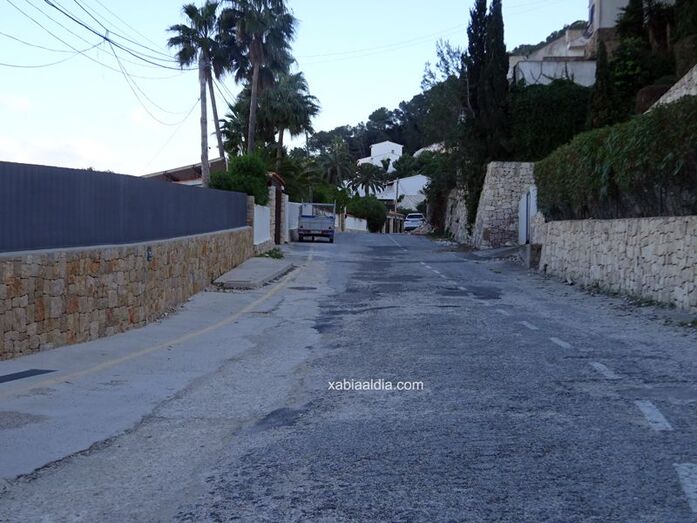 Las obras de urbanización de la calle La Barraca de Xàbia, pendientes del director de obra