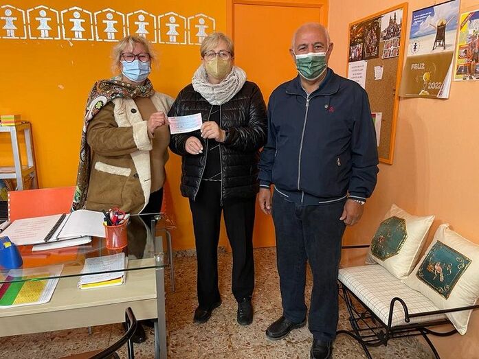 Las amas de casa de Xàbia entregan 600 euros a la junta local del Cáncer