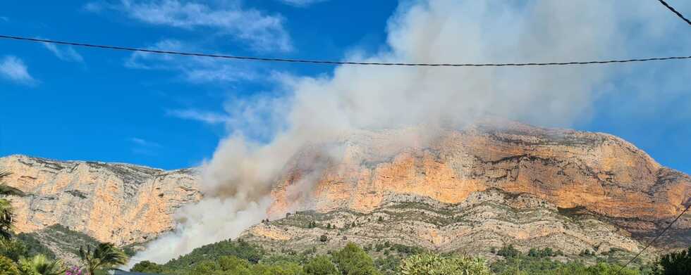 Declarado un incendio en la falda del Montgó en el lado de Xàbia