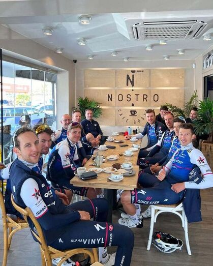 El equipo ciclista Quick Step repone fuerzas en el  Nostro Café Costa de Xàbia
