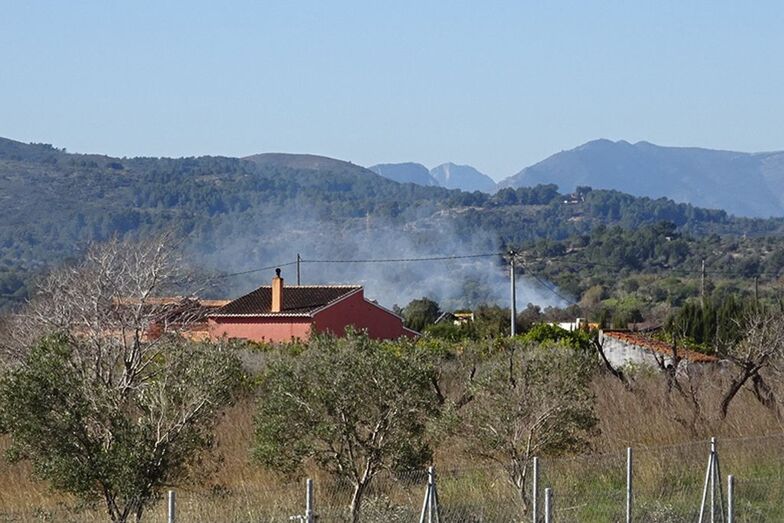 El Ayuntamiento de Xàbia cierra Ramblars y coordina con los bomberos un operativo de choque para apagar el incendio