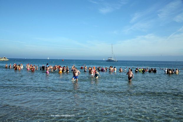 Multitudinario baño solidario del primer día del año en el Arenal de Xàbia