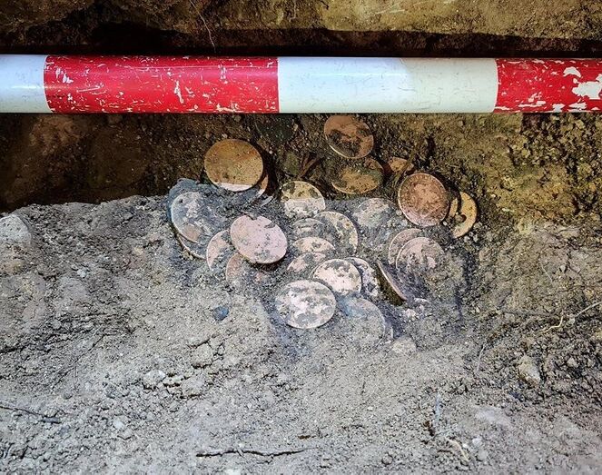 Descubren unas monedas del siglo XIX en la Cova de les Morretes de Benitatxell