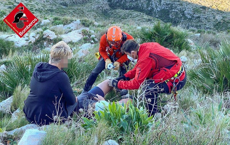Los Bomberos trasladan al hospital a un senderista que se ha caído en una senda del Montgó