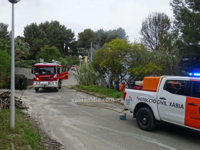 Extinguen con rapidez un incendio declarado junto al Cami Vell de la Granadella de Xàbia