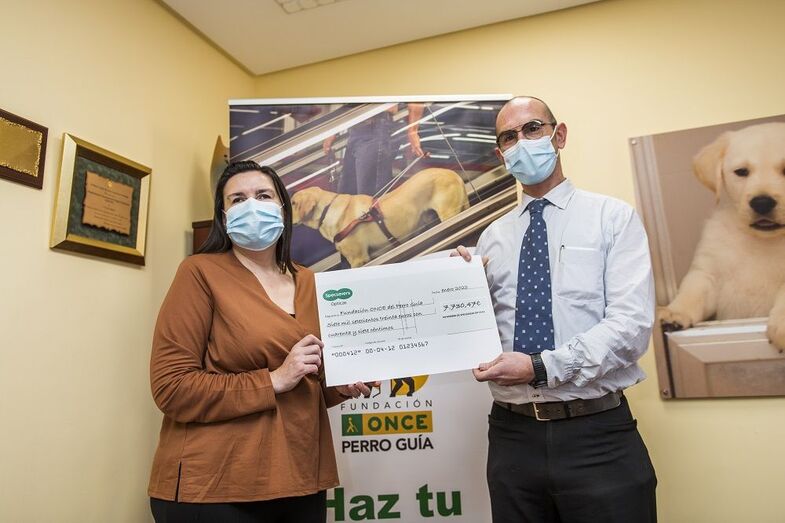 Specsavers Ópticas dona a la Fundación ONCE del Perro Guía más de 7.500€