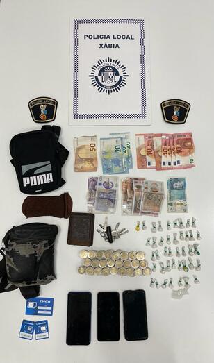 La Policia Local de Xàbia arresta a tres personas relacionadas con el menudeo de cocaína