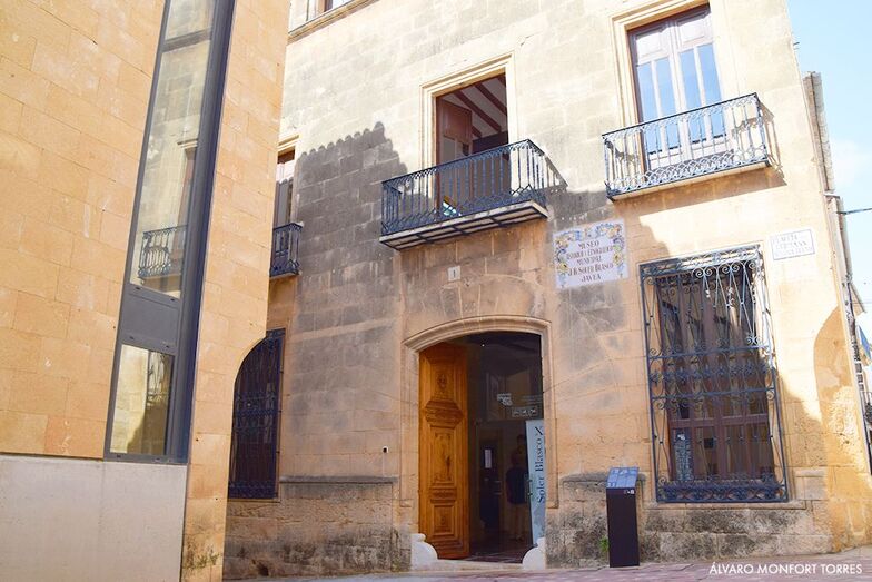 Mujeres artistas de La Marina se dan cita en Xàbia