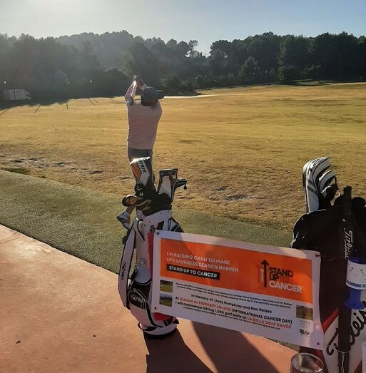 Lanza 1.000 pelotas de golf para reunir fondos para la investigación del cáncer