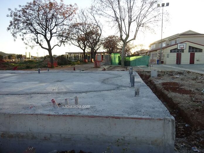 Binaria se lleva la grúa pluma y el baño químico tras pedir una suspensión de la obra de ampliación del colegio Trenc d'Alba de Xàbia