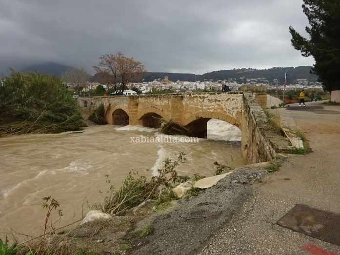 El nivel del agua en el Gorgos se reduce tras una noche en máximos