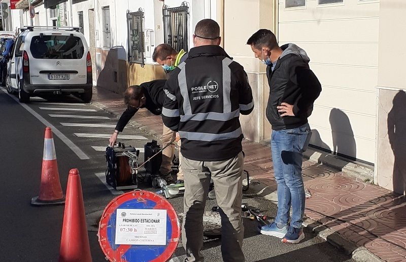 Benitatxell inspecciona el alcantarillado de la avenida de Alacant para localizar el origen de los fuertes olores