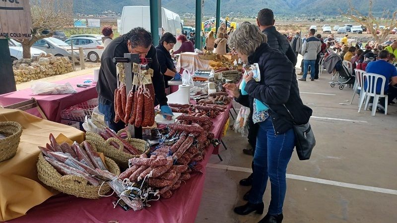 La Feria del Embutido y el Producto Tradicional de la Vall de Pop celebra su edición más participativa y entrañable